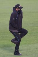 寒さに耐える新庄監督（撮影・金田祐二）