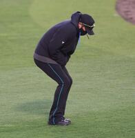 寒さに耐える新庄監督（撮影・金田祐二）