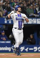 本塁打と確信し、一塁に歩き出すヒュンメル（撮影・佐藤厚）