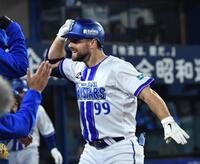 大喜びでベンチに戻ったヒュンメルだったが（撮影・佐藤厚）