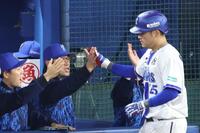 ３回裏、２ランを放った筒香（右）を迎える相川監督ら