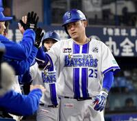 ３回、筒香は中越えに２号同点２ランを放ち、ナインの出迎えを受ける（撮影・佐藤厚）