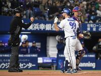 ２回、幻の本塁打の後、打ち直しの打席で空振り三振に倒れ、郡司球審（左）に怒りをぶちまけるヒュンメル（右）＝撮影・佐藤厚