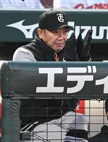 ３回終了後、ベンチで手をたたく阿部監督