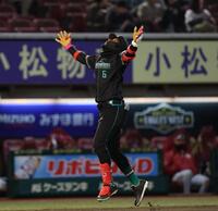 ４回、左中間に先制ソロを放つカストロ（撮影・金田祐二）