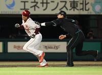 ８回、伊藤裕の投ゴロで三走・ワォーターズが挟殺される（撮影・金田祐二）