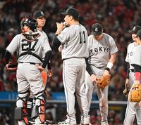 ７回、先制点を許してマウンドに集まる巨人ナイン、中央は先発の田中将