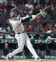 ４回、中前打を放つダルベック（撮影・北村雅宏）