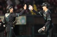 最後を締め清水優と笑顔の柳川（撮影・金田祐二）