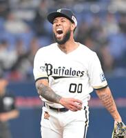 ７回、山本を三振に仕留め、雄たけびを上げるエスピノーザ（撮影・高部洋祐）