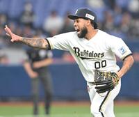 ７回、寺地の投ゴロに反応するエスピノーザ（撮影・高部洋祐）