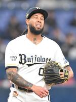 ４回、寺地に四球を与え悔しがるエスピノーザ（撮影・高部洋祐）