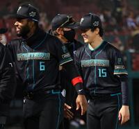 勝利をよろこぶ（左から）カストロ、新庄監督、北山（撮影・金田祐二）