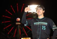 「ドミれ！」ポーズで笑顔の北山（撮影・金田祐二）