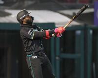 ４回、左中間に先制ソロを放つカストロ（撮影・金田祐二）