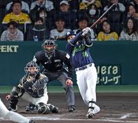 ６回、右中間へ勝ち越しの適時二塁打を放つ赤羽（撮影・立川洋一郎）