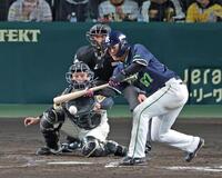 ５回、送りバントを決める伊藤（撮影・立川洋一郎）
