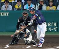 １回、先制の左犠飛を放つ古賀（撮影・立川洋一郎）