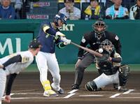 １回、三塁打を放つ長岡（撮影・立川洋一郎）