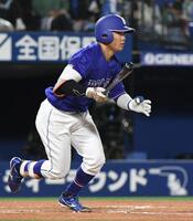 ８回、村松は右前適時打を放つ（撮影・佐藤厚）