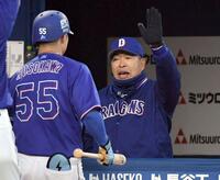 １回、先制２ランの細川（左）を迎える井上監督（撮影・佐藤厚）