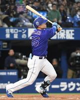 １回、細川は左越えに２号先制２ランを放つ（撮影・佐藤厚）