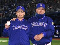 プロ初勝利を挙げ、井上監督（右）から祝福される根尾（撮影・佐藤厚）