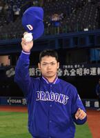 帽子を上げて歓声に応える根尾（撮影・佐藤厚）