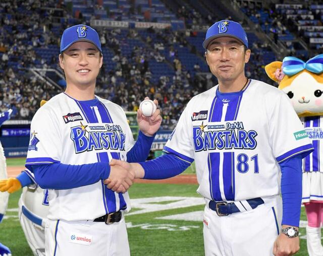 　プロ初勝利を挙げ、相川監督（右）から祝福される橋本（撮影・佐藤厚）