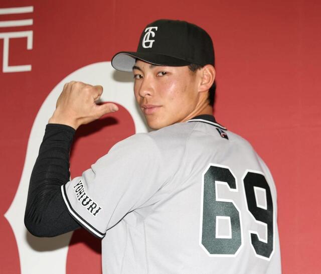 支配下登録され、ポーズを決める平山（撮影・北村雅宏）