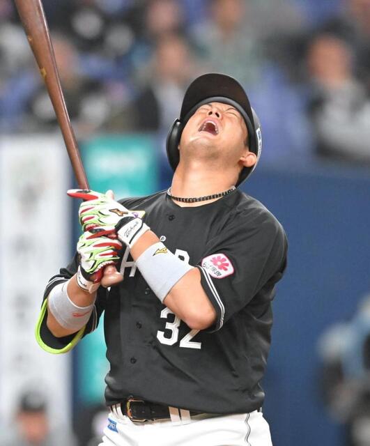 ９回、三振に倒れ悔しがる佐藤（撮影・高部洋祐）