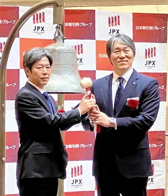 　セレモニーに登場した松井秀喜氏（右）とヒトヒトホールディングスの松本哲裕社長＝東京証券取引所