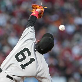 　２回、ファビアンの邪飛を捕り損ねる増田陸