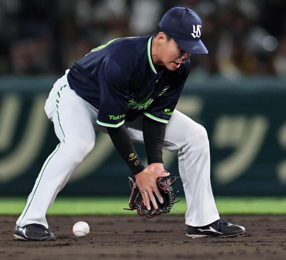 ４回、木浪の打球を後逸する伊藤（撮影・田中太一）