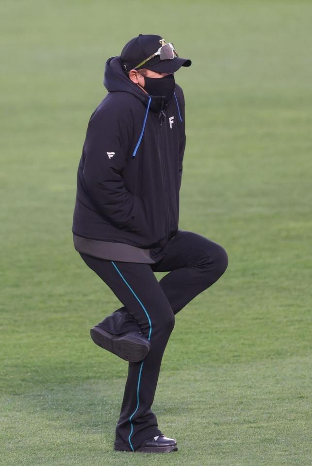 寒さに耐える新庄監督（撮影・金田祐二）