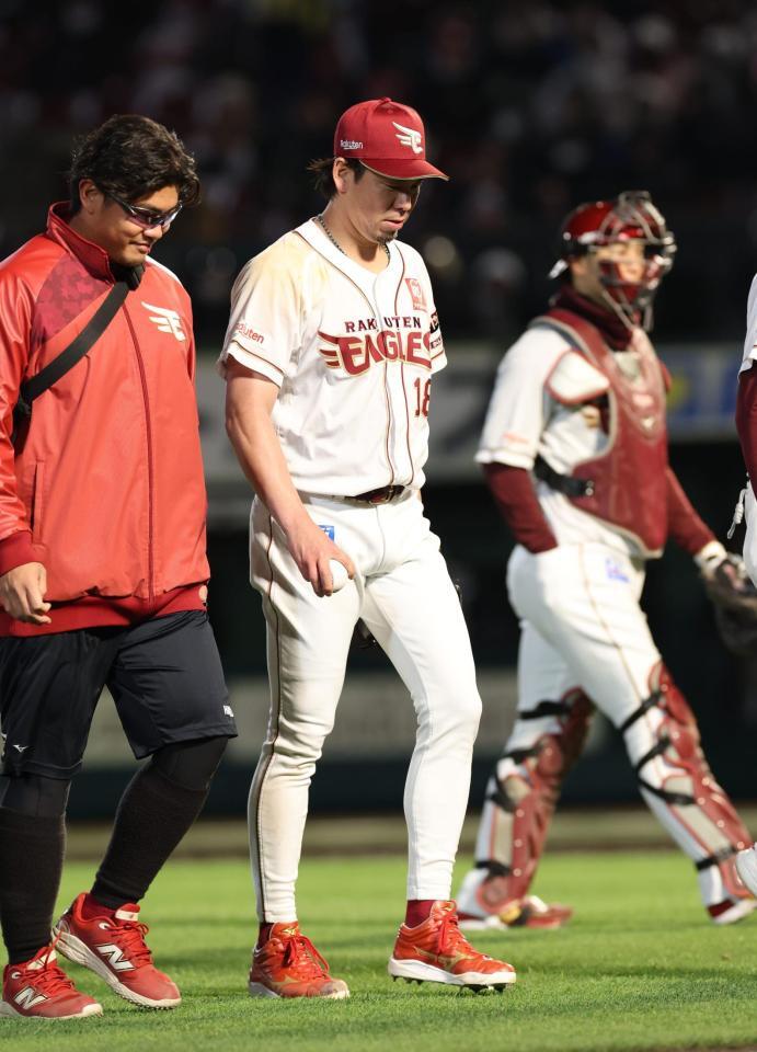 ４回、右足を痛め降板する前田（撮影・金田祐二）