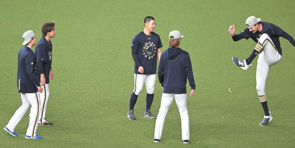 リフティングでのボール回しで空振りするジェリー（右端）＝撮影・高部洋祐