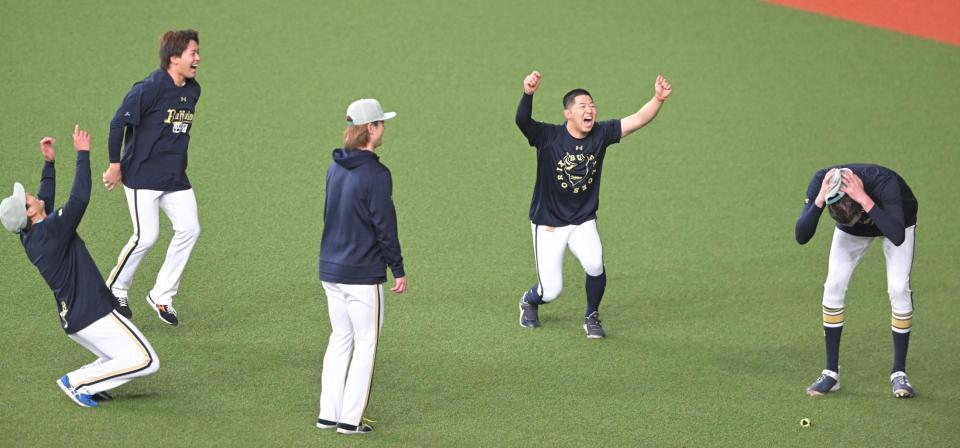 リフティングでのボール回しに失敗し頭を抱えるジェリー（右端）＝撮影・高部洋祐