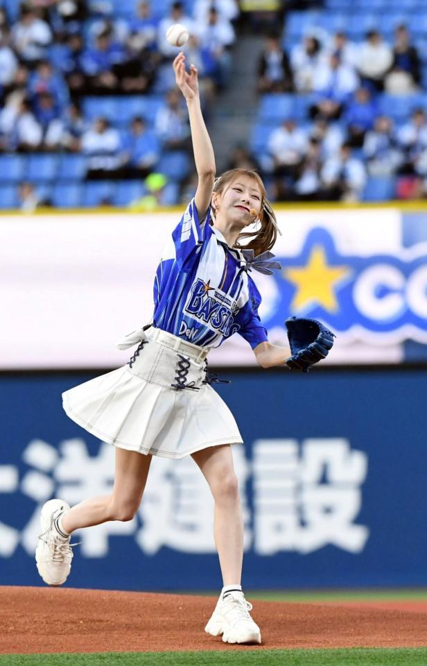 華麗なフォームで投球するＡＫＢ４８の千葉恵里（撮影・佐藤厚）