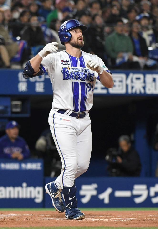 本塁打と確信し、一塁に歩き出すヒュンメル（撮影・佐藤厚）