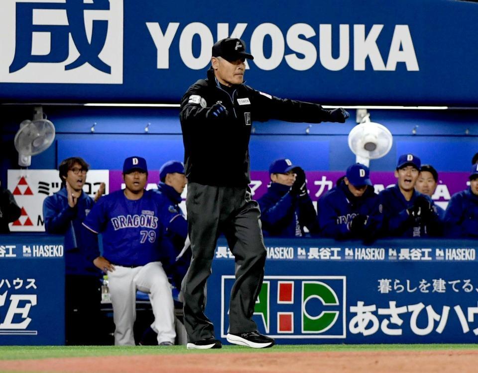 ファールをコールする川口二塁塁審（撮影・佐藤厚）