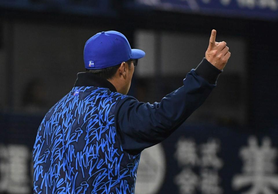 リクエストする相川監督（撮影・佐藤厚）