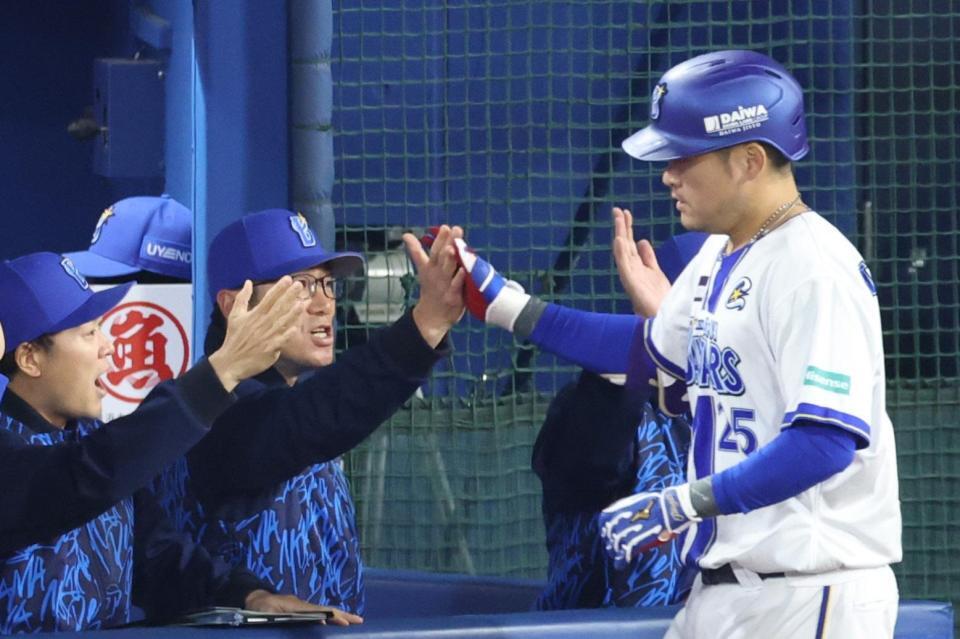 ３回裏、２ランを放った筒香（右）を迎える相川監督ら