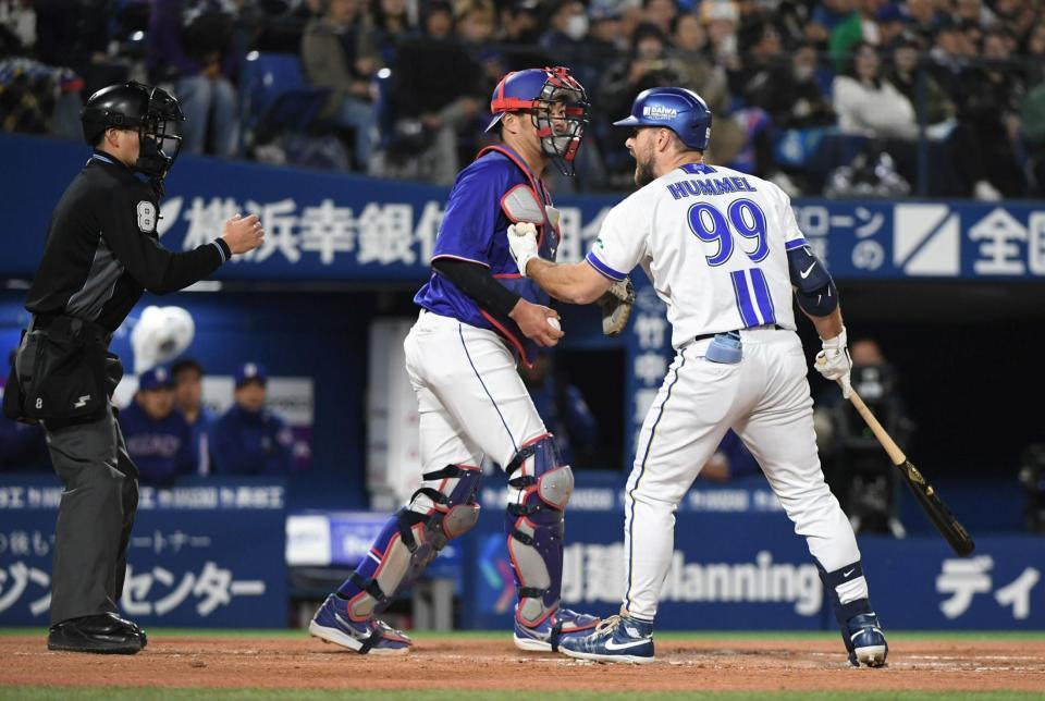 ２回、幻の本塁打の後、打ち直しの打席で空振り三振に倒れ、郡司球審（左）に怒りをぶちまけるヒュンメル（右）＝撮影・佐藤厚