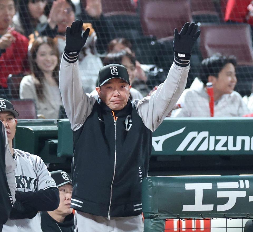 ５回、坂倉の一塁セーフ判定に、リクエストする阿部監督（撮影・北村雅宏）