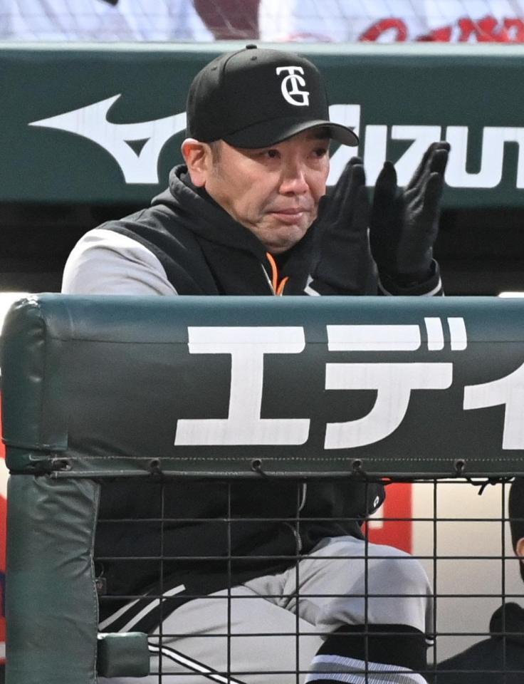 ３回終了後、ベンチで手をたたく阿部監督