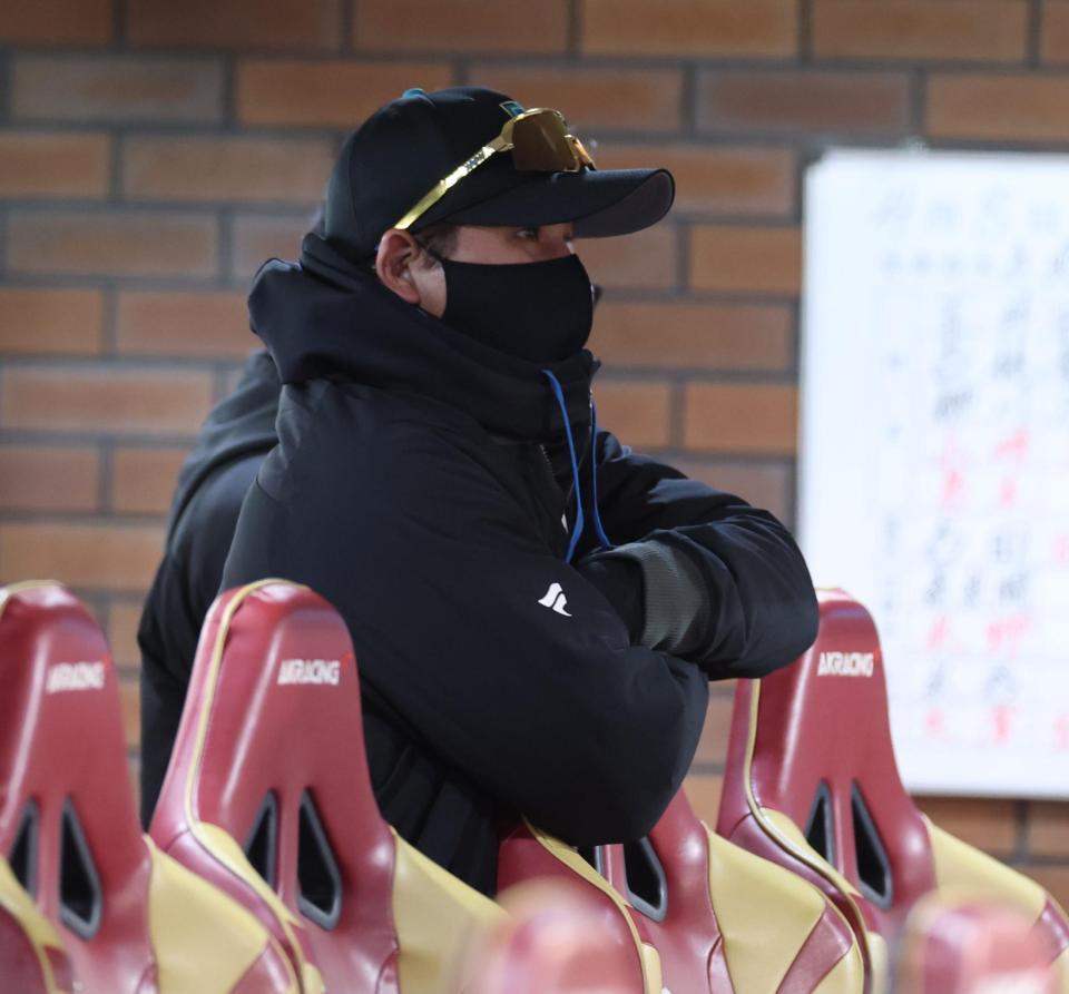 戦況を見守る新庄監督（撮影・金田祐二）