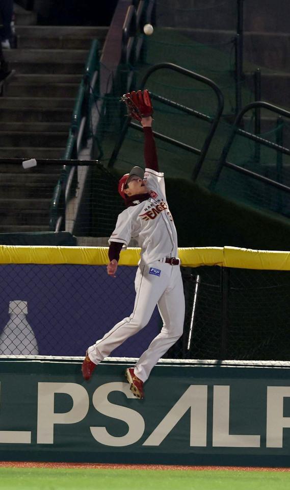 ４回、カストロの打球に中島がホームランキャッチを試みるも届かず（撮影・金田祐二）