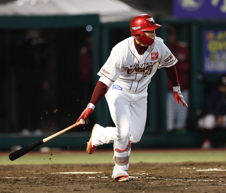 ５回、中前打を放つ小郷（撮影・金田祐二）