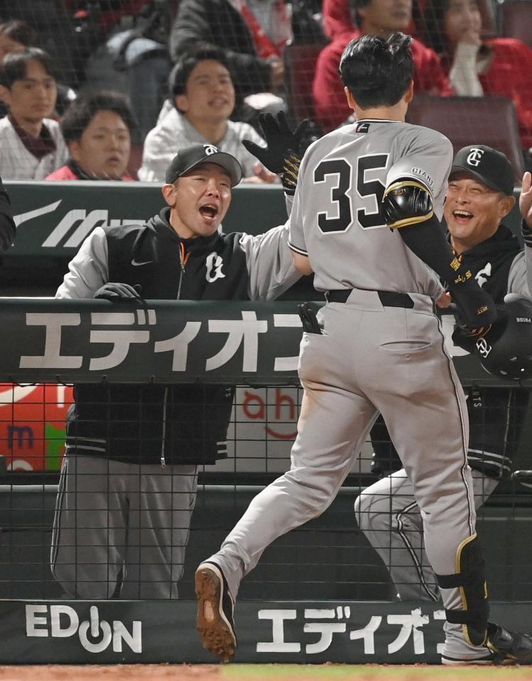 ９回、右越え２点本塁打の泉口（右）を迎える阿部監督